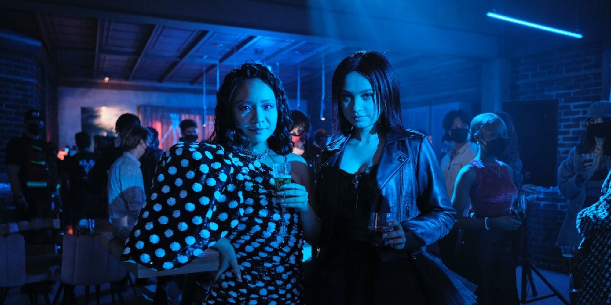 Karakterer, Zoe og Rebecca, på en mørk natklub i 'Fakes'.