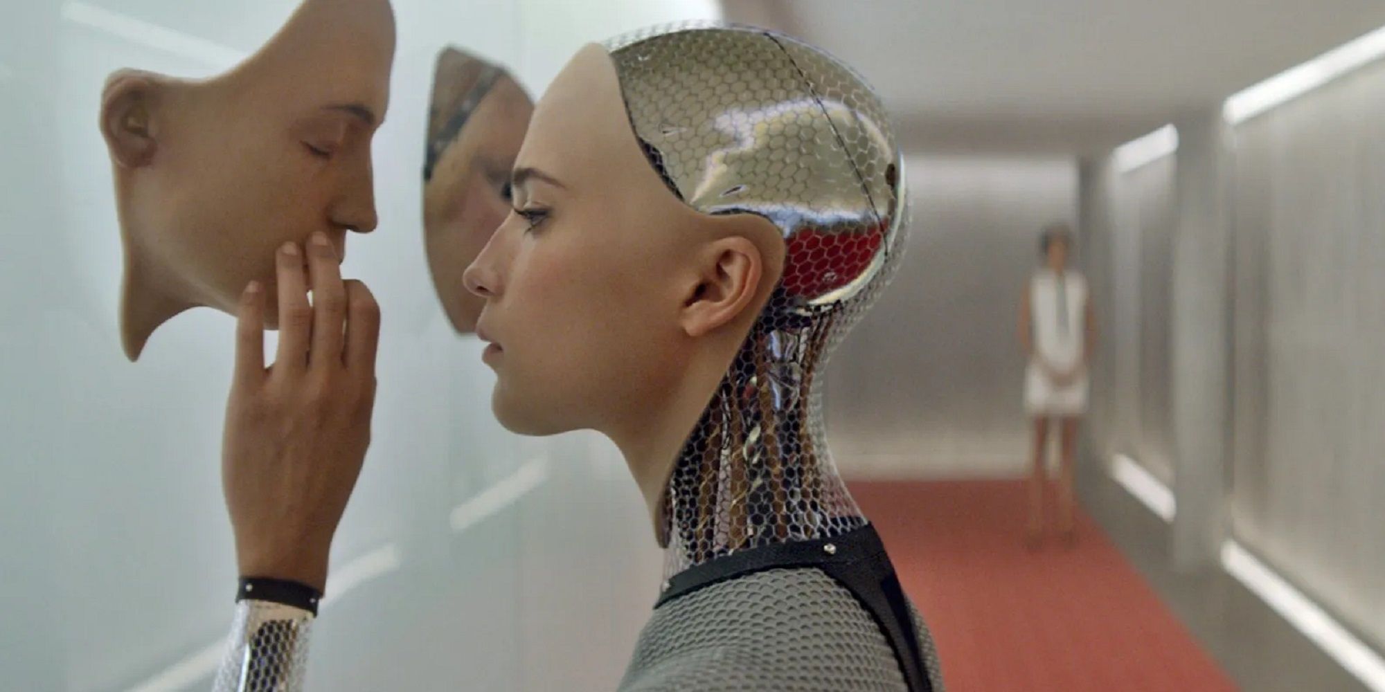 Ava ser på et AI-prototype-ansigt i Ex Machina.