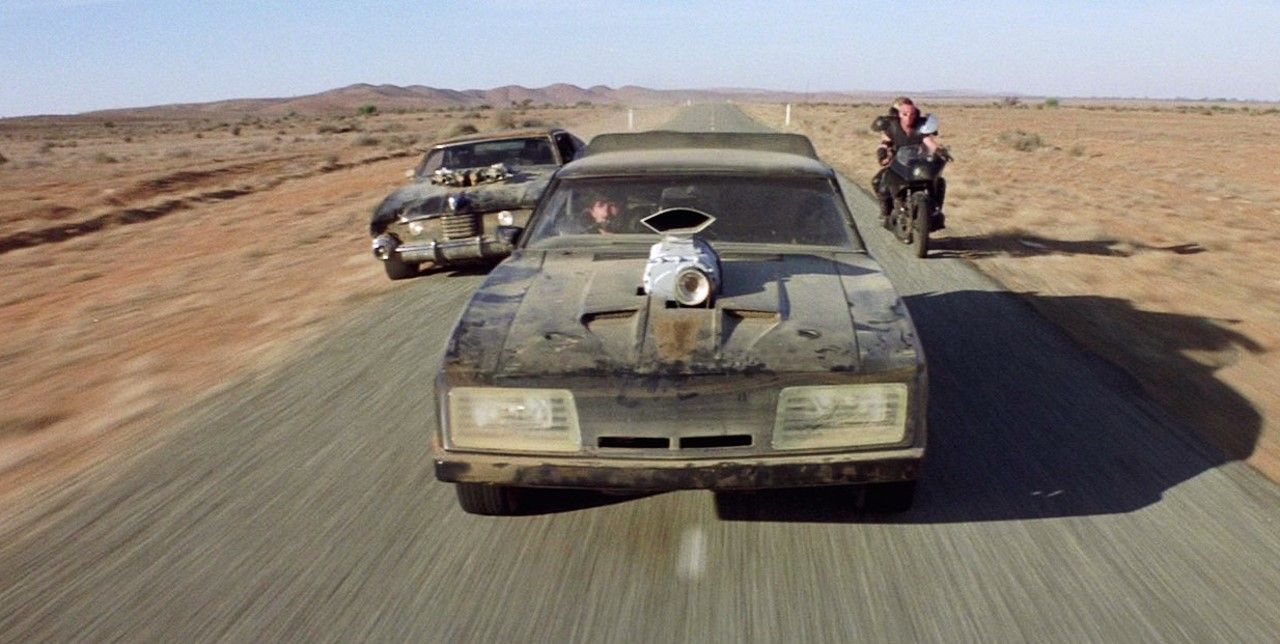 Max kører sin V8 interceptor i Road Warrior, en film bygget op omkring intense biljagter