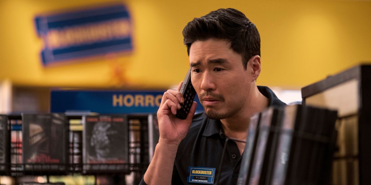 Randall Park som Timmy Yoon i telefonen i Netflix' Blockbuster