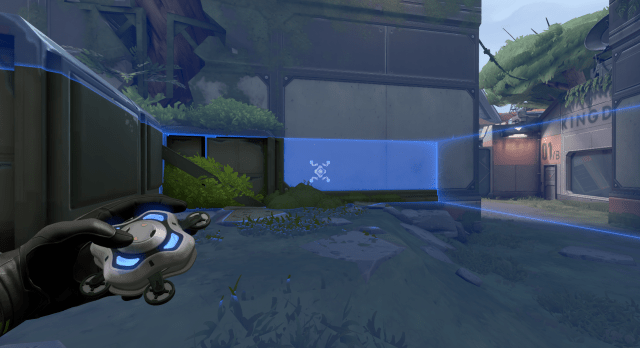 Deadlock holder en Sonic Sensor, en lille elektrisk enhed, mens du ser på en væg i VALORANT.