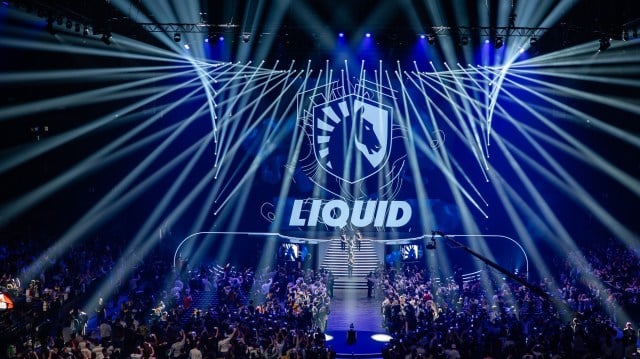 Team Liquids banner og CS:GO-spillere ved BLAST Paris Major i maj 2023.