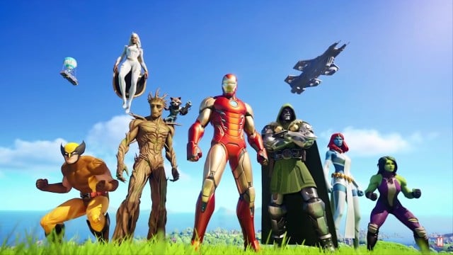Marvel-karakterer står på række i en græsmark med Fortnite's Battle Bus og Avengers Helicarrier i baggrunden