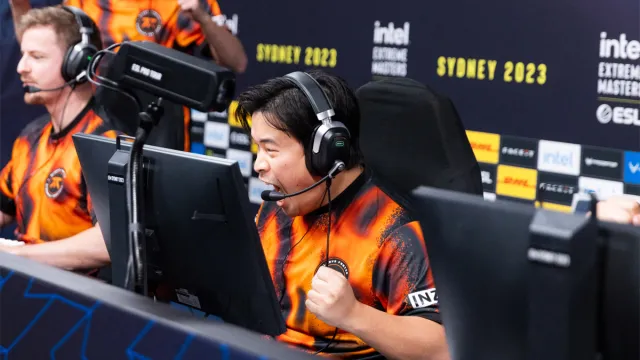 Dexter, en australsk Counter-Strike-spiller, jubler ved sin pc efter at have vundet en runde ved IEM Sydney 2023.