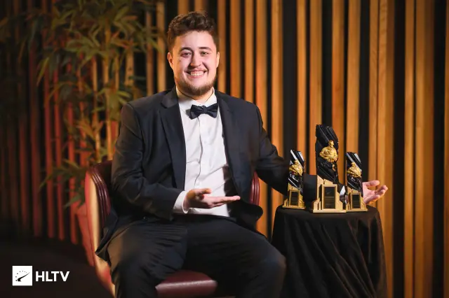 ZywOo poserer med trofæer ved HLTV-prisen 2023.